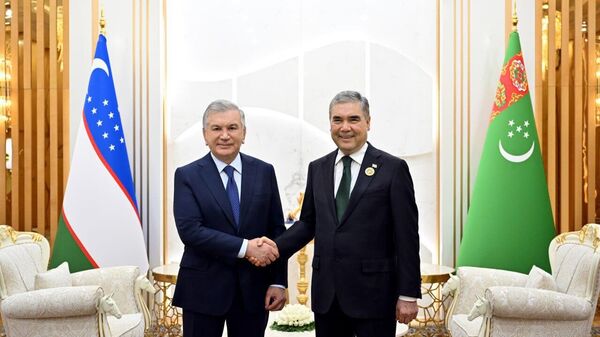 Шавкат Мирзиёев провел встречу с Гурбангулы Бердымухамедовым - Sputnik Узбекистан