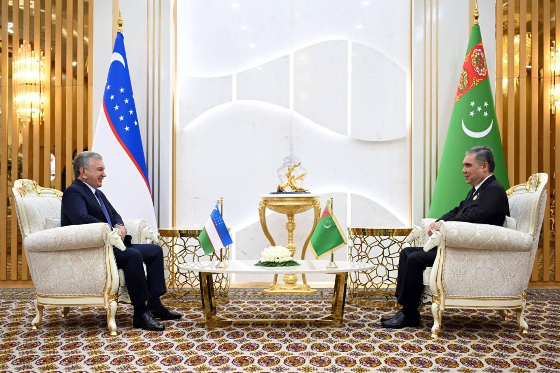 Shavkat Mirziyoyev provel vstrechu s Predsedatelem Xalk Maslaxati Turkmenistana Gurbanguli Berdimuxamedovim - Sputnik O‘zbekiston, 1920, 05.08.2025