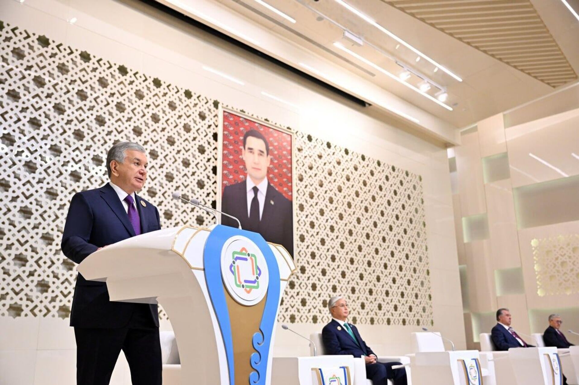 Шавкат Мирзиёев принял участие в специальном мероприятии, посвященном вопросам подготовки и проведения седьмой Консультативной встречи глав государств Центральной Азии. - Sputnik Узбекистан, 1920, 05.08.2025