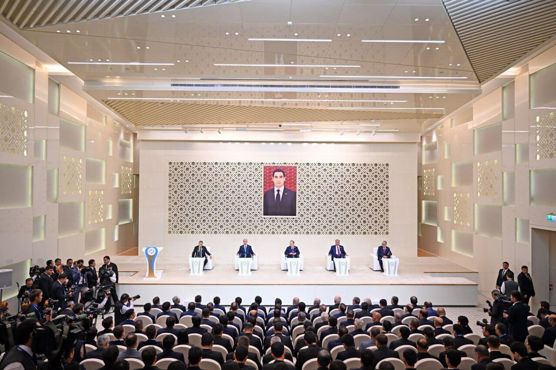 Шавкат Мирзиёев рассказал об инициативах, которые выдвинет Узбекистан на предстоящем саммите глав государств Центральной Азии - Sputnik Узбекистан, 1920, 05.08.2025