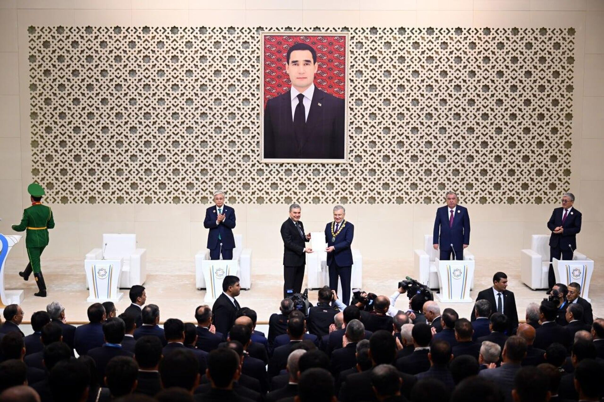 Состоялась торжественная церемония вручения президенту Узбекистана Шавкату Мирзиёеву Ордена Туркменистана За вклад в развитие сотрудничества. - Sputnik Узбекистан, 1920, 05.08.2025