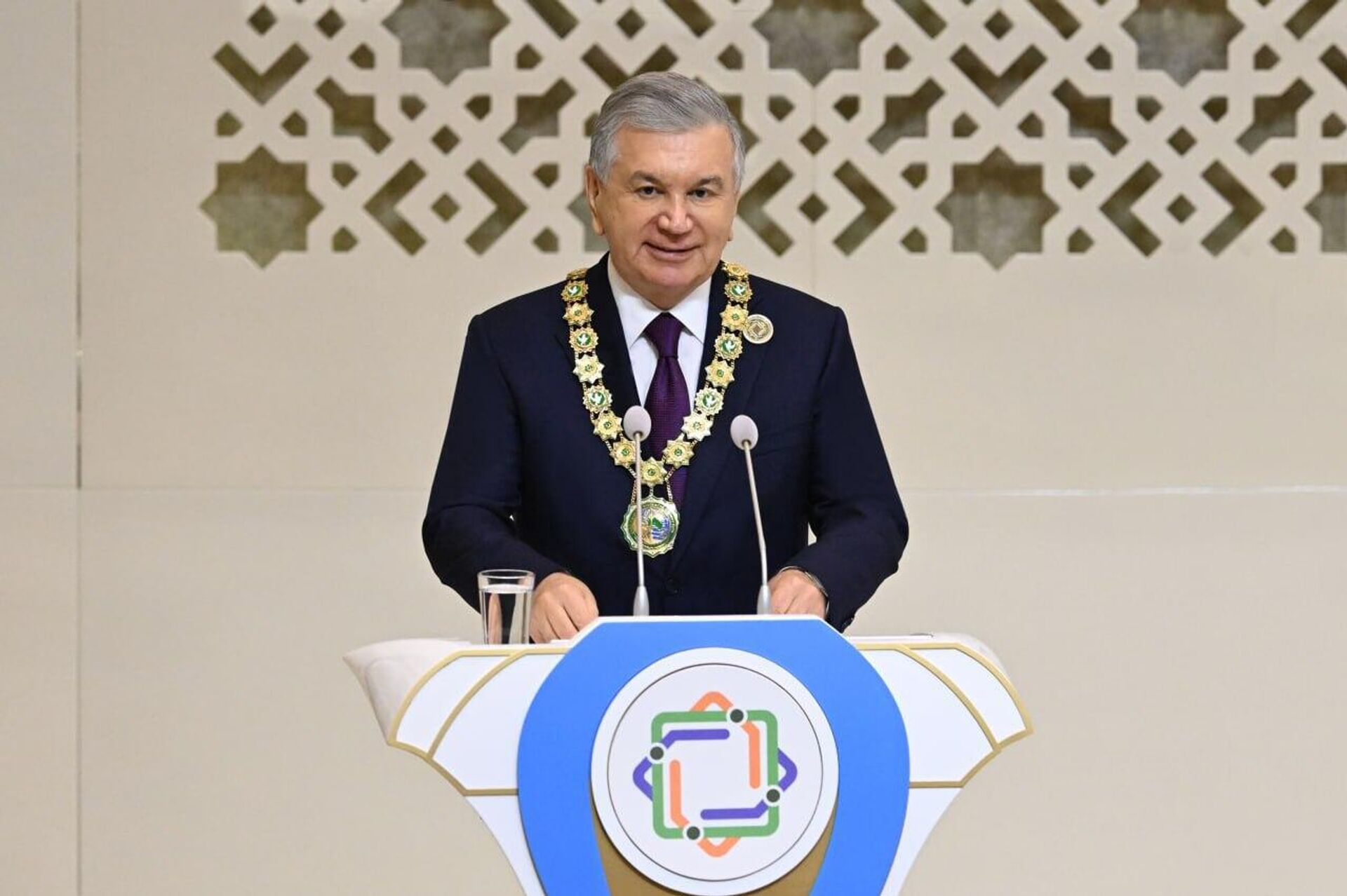 Состоялась торжественная церемония вручения президенту Узбекистана Шавкату Мирзиёеву Ордена Туркменистана За вклад в развитие сотрудничества. - Sputnik Узбекистан, 1920, 05.08.2025