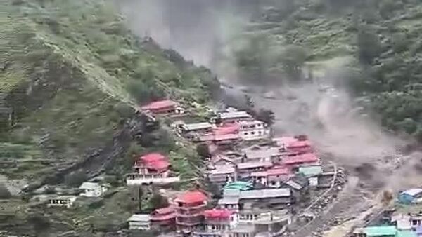 В индийском штате Уттаракханд селевой поток смыл высокогорную деревню - Sputnik Узбекистан