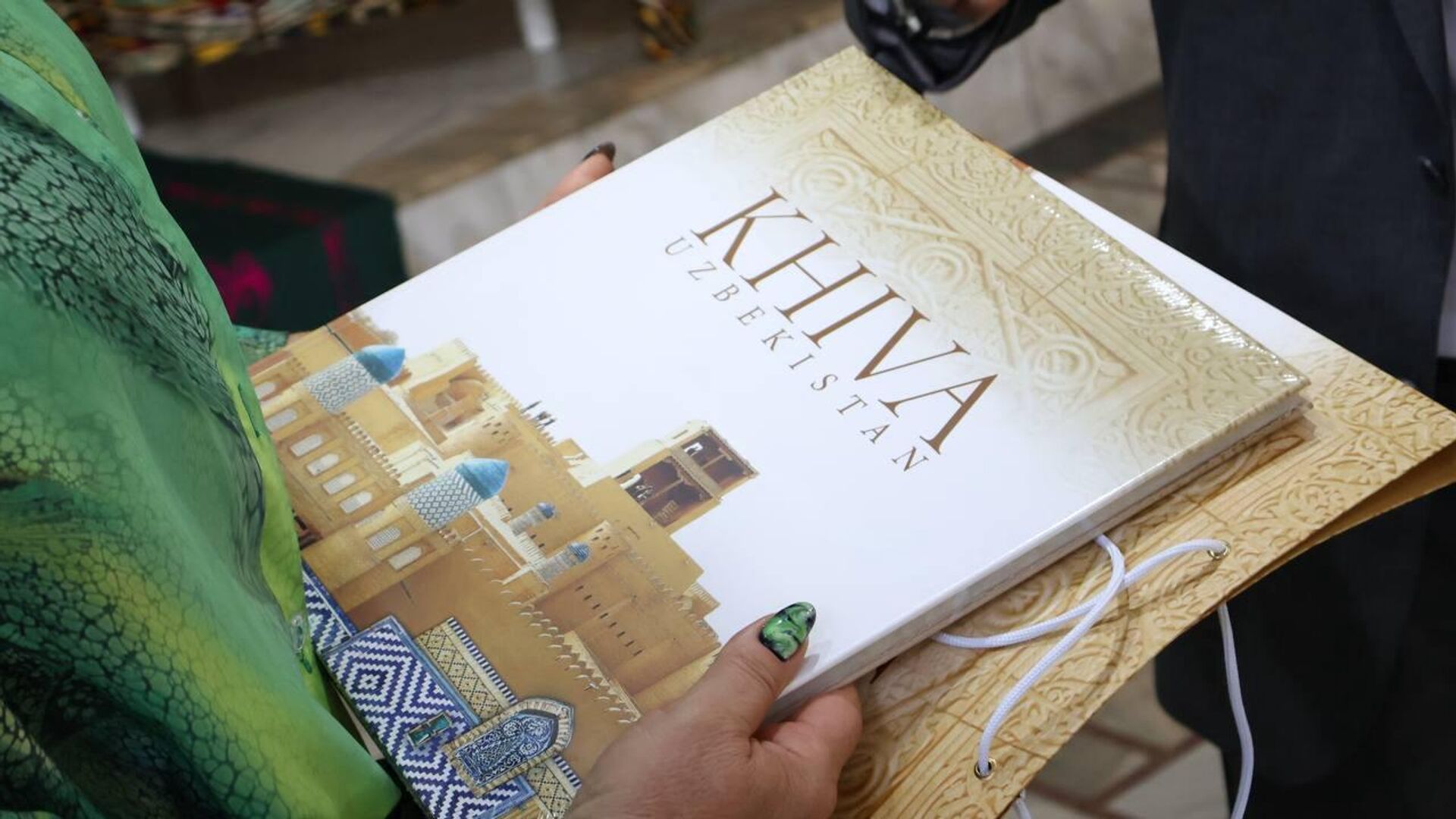 Книги на узбекском языке были переданы Социально-культурному центру народов Узбекистана и Дому Дустлик в Омске, Россия.
Книги на узбекском языке были переданы Социально-культурному центру народов Узбекистана и Дому Дустлик в Омске, Россия.
- Sputnik Ўзбекистон, 1920, 07.08.2025