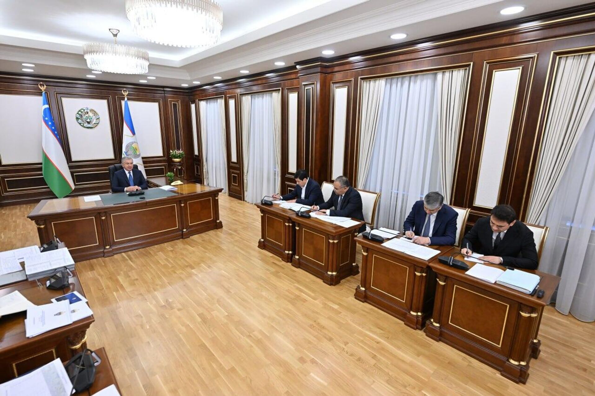 Шавкат Мирзиёев провел совещание по обсуждению результативности реформ и новых планов в Навоийской области - Sputnik Узбекистан, 1920, 08.08.2025