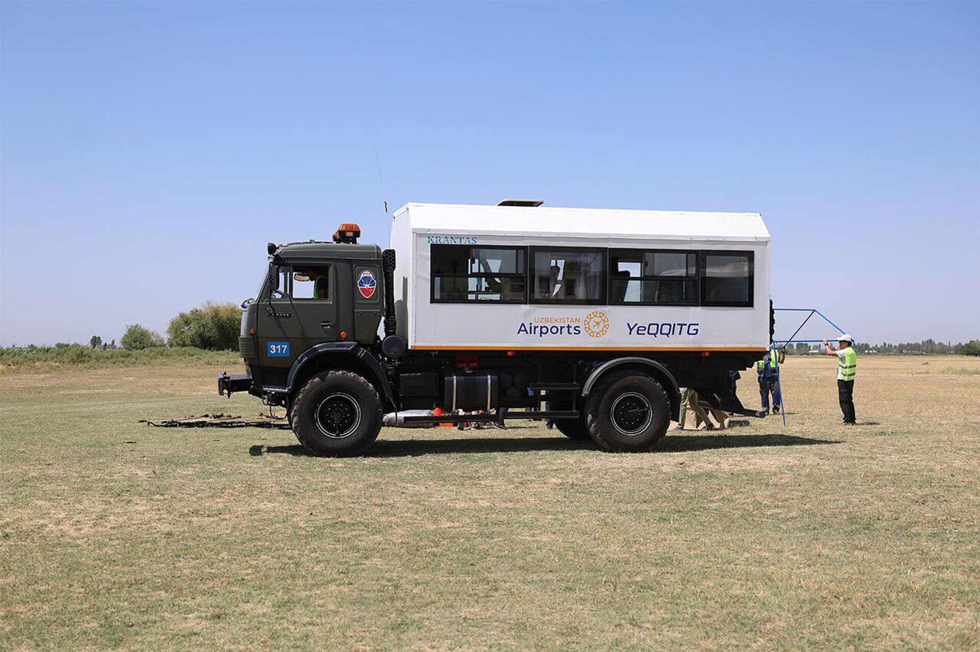 Под Ташкентом прошли масштабные учения по поисковому и аварийно-спасательному обеспечению полётов - Sputnik Узбекистан, 1920, 08.08.2025