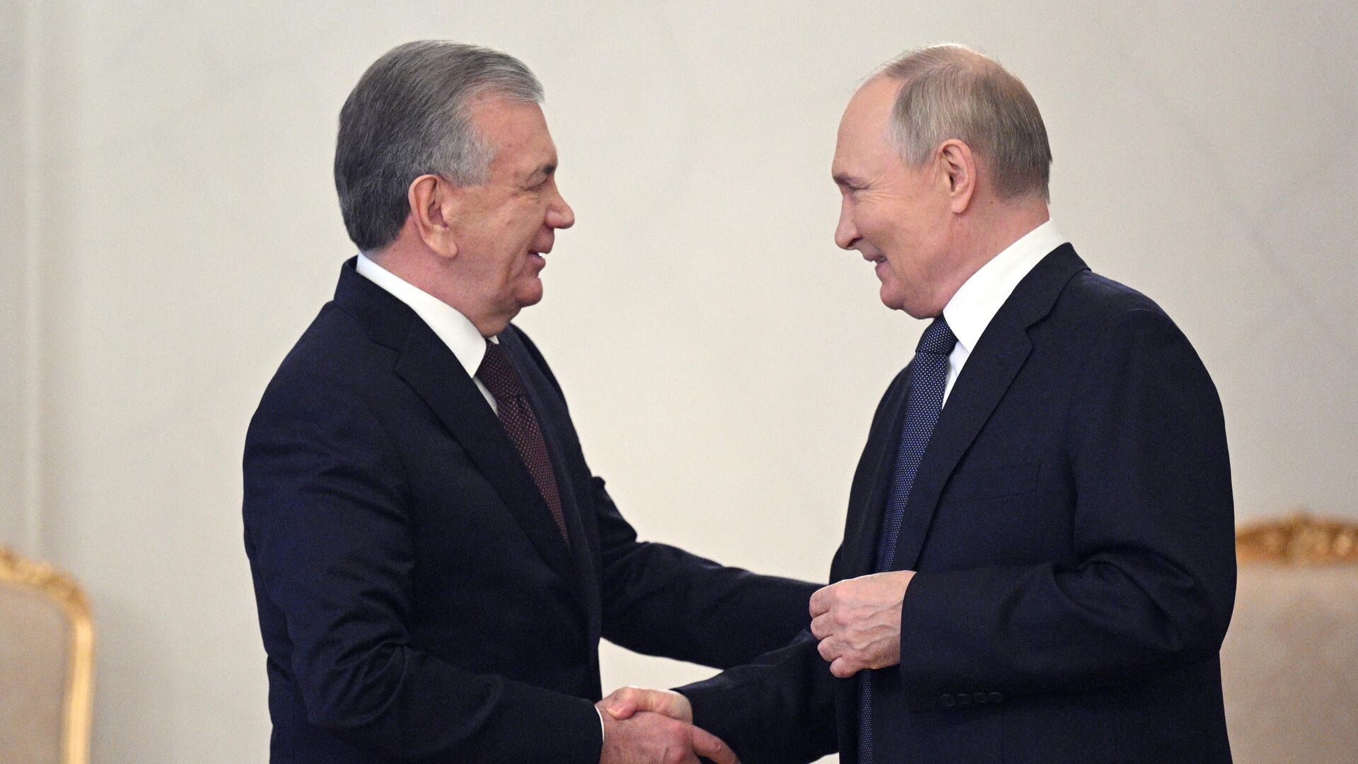 Президент РФ Владимир Путин и президент Узбекистана Шавкат Мирзиеев  - Sputnik Узбекистан, 1920, 08.08.2025