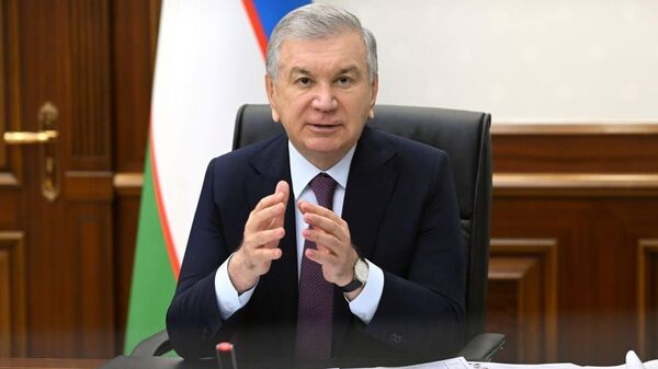 Теперь, если абитуриент не поступил ни в один из пяти выбранных вузов, но его набранные баллы соответствуют незаполненному направлению в другом вузе, ректор этого вуза сможет принять его на контрактной основе - Sputnik Узбекистан