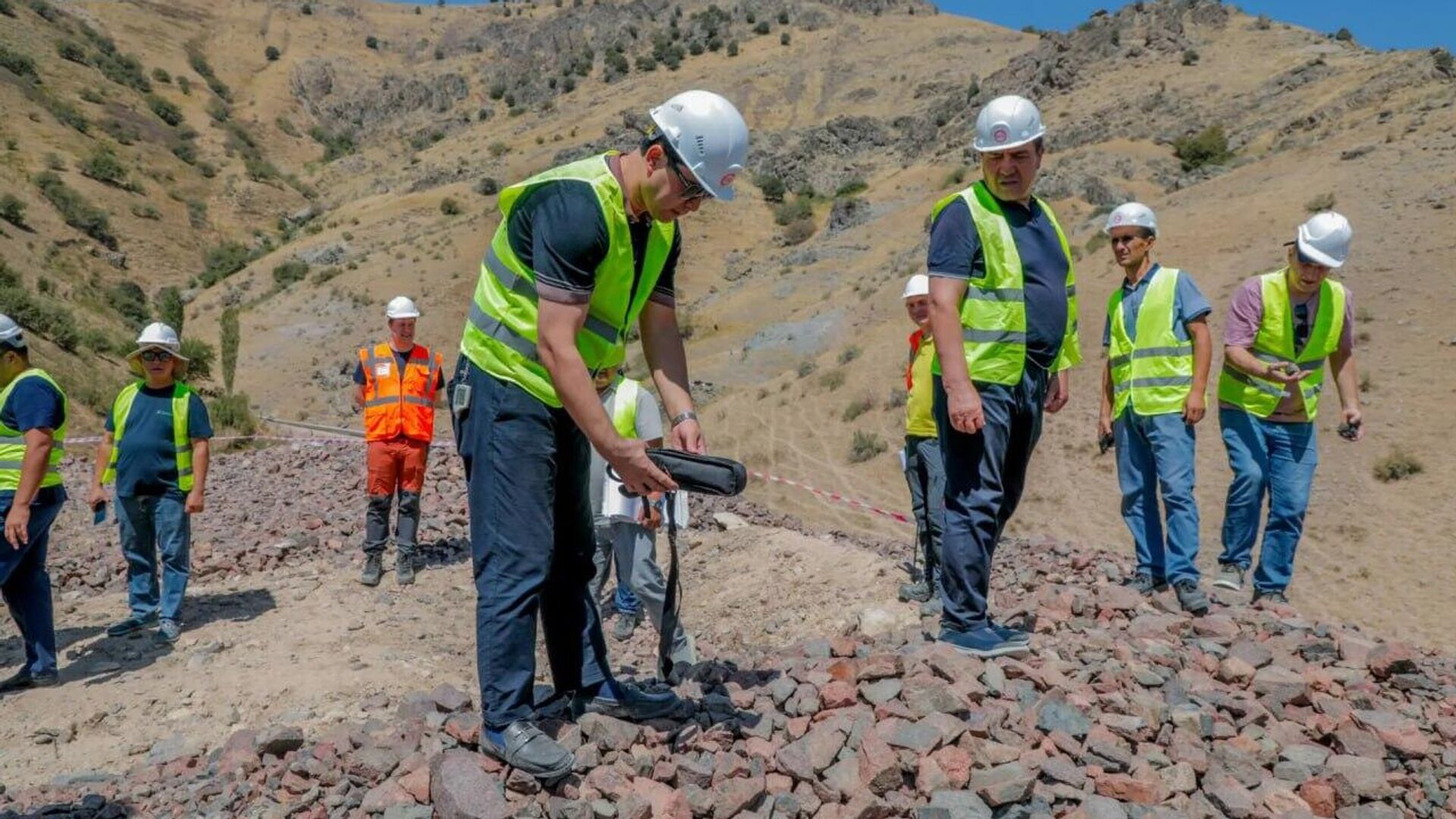 В Янгиабаде очистили территорию бывшего уранового рудника - Sputnik Узбекистан, 1920, 08.08.2025