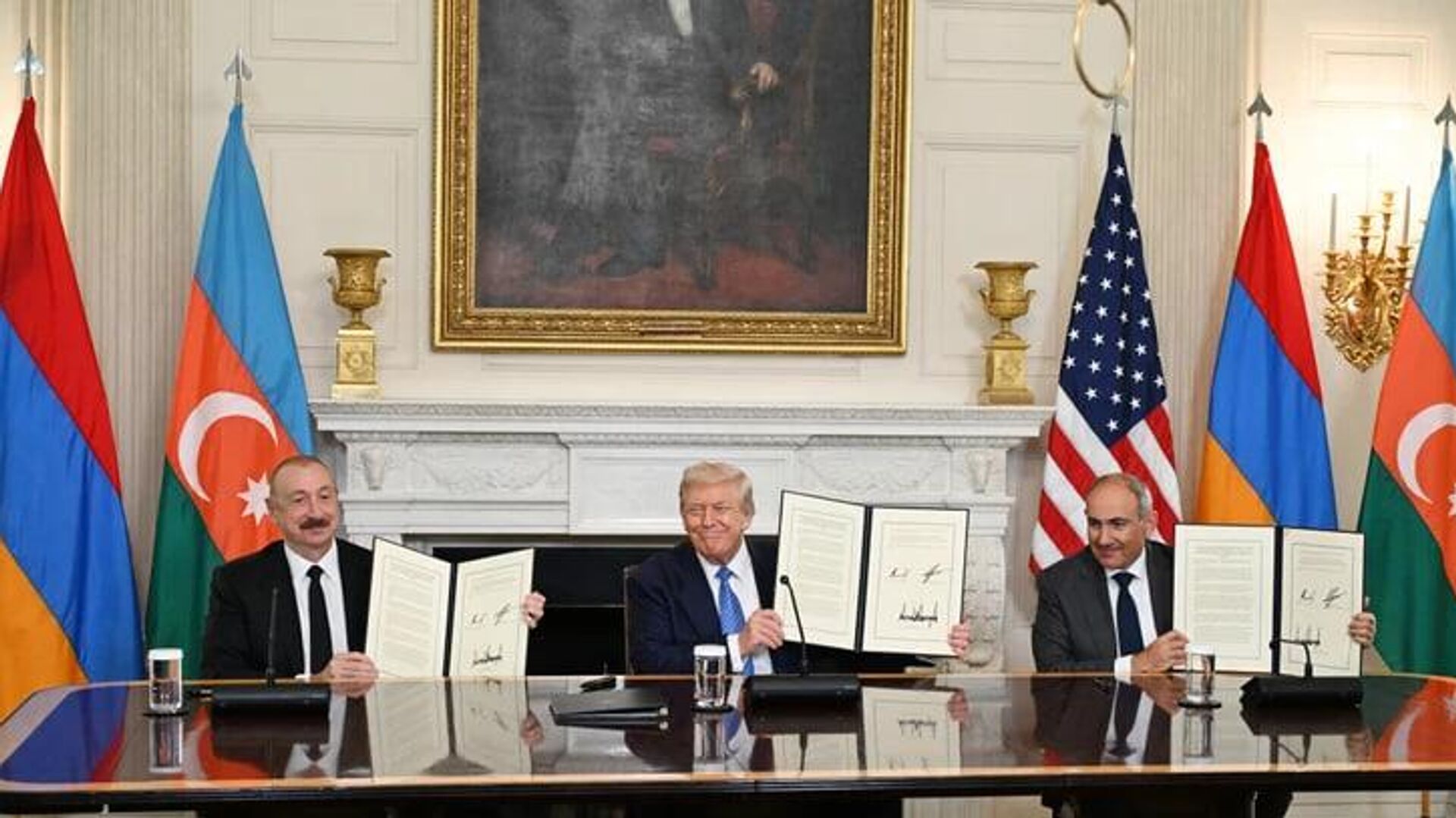 Лидеры США, Армении и Азербайджана подписали совместную декларацию. Лидеры США, Армении и Азербайджана подписали совместную декларацию. - Sputnik Ўзбекистон, 1920, 09.08.2025