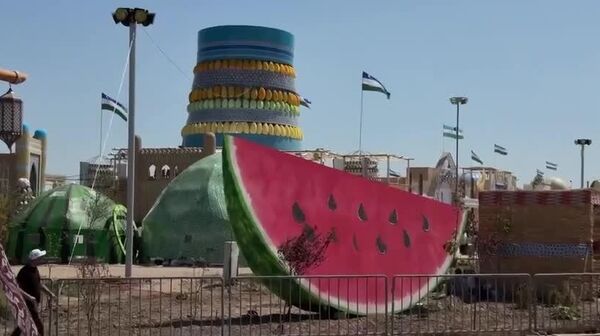 Ярко, весело и вкусно: сотни гостей собрались на праздник дыни в Хиве - Sputnik Узбекистан