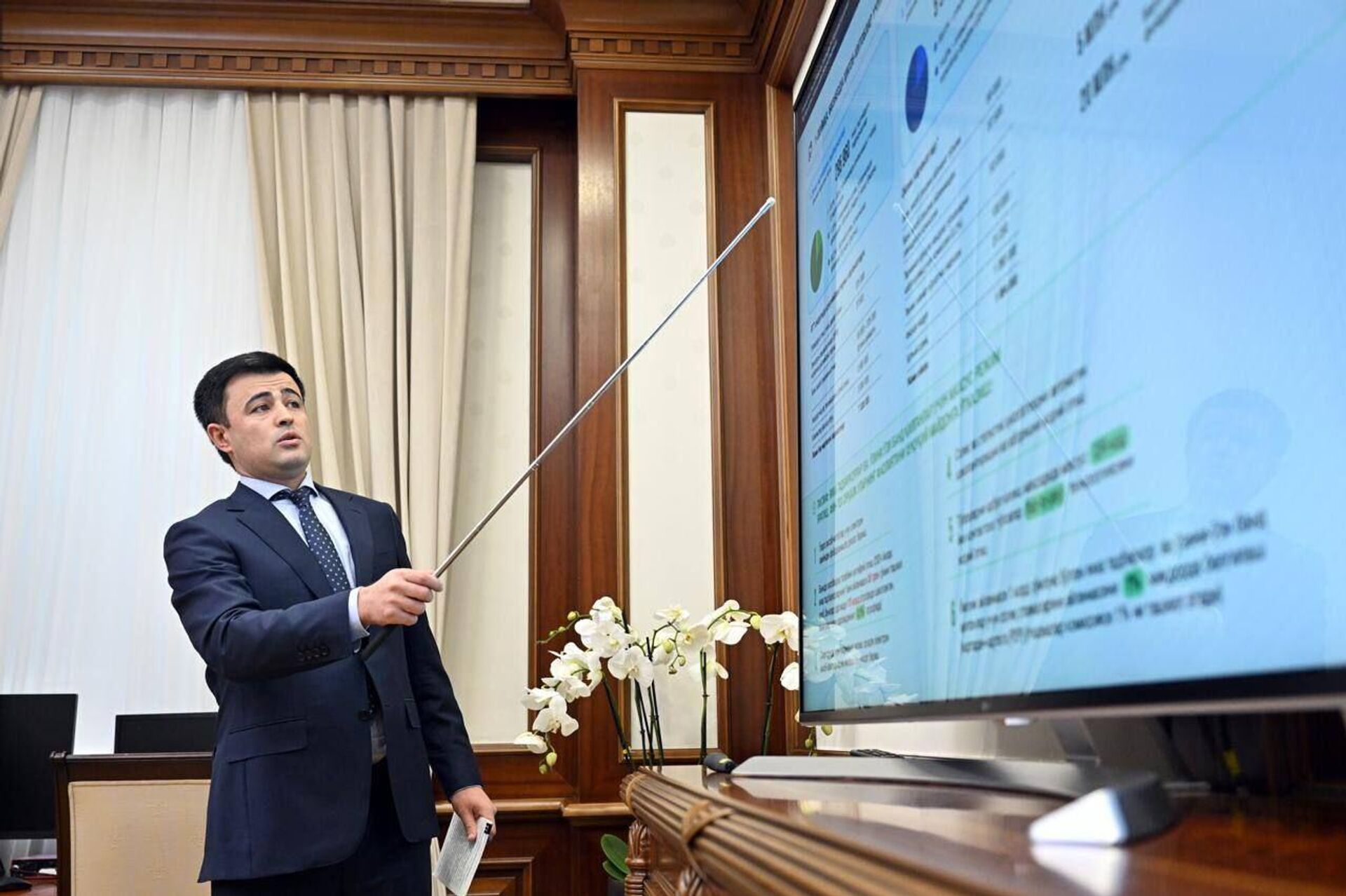 Президент Шавкат Мирзиёев ознакомился с презентацией по созданию благоприятных условий для индивидуальных предпринимателей и самозанятых лиц
 - Sputnik Узбекистан, 1920, 12.08.2025