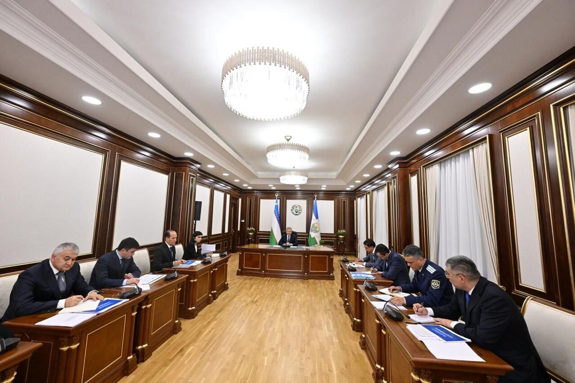 Президент Шавкат Мирзиёев ознакомился с презентацией по совершенствованию системы противодействия теневой экономике - Sputnik Узбекистан, 1920, 12.08.2025