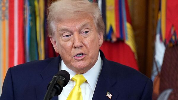 Президент США Дональд Трамп выступает в Восточной комнате Белого дома в Вашингтоне. - Sputnik Ўзбекистон