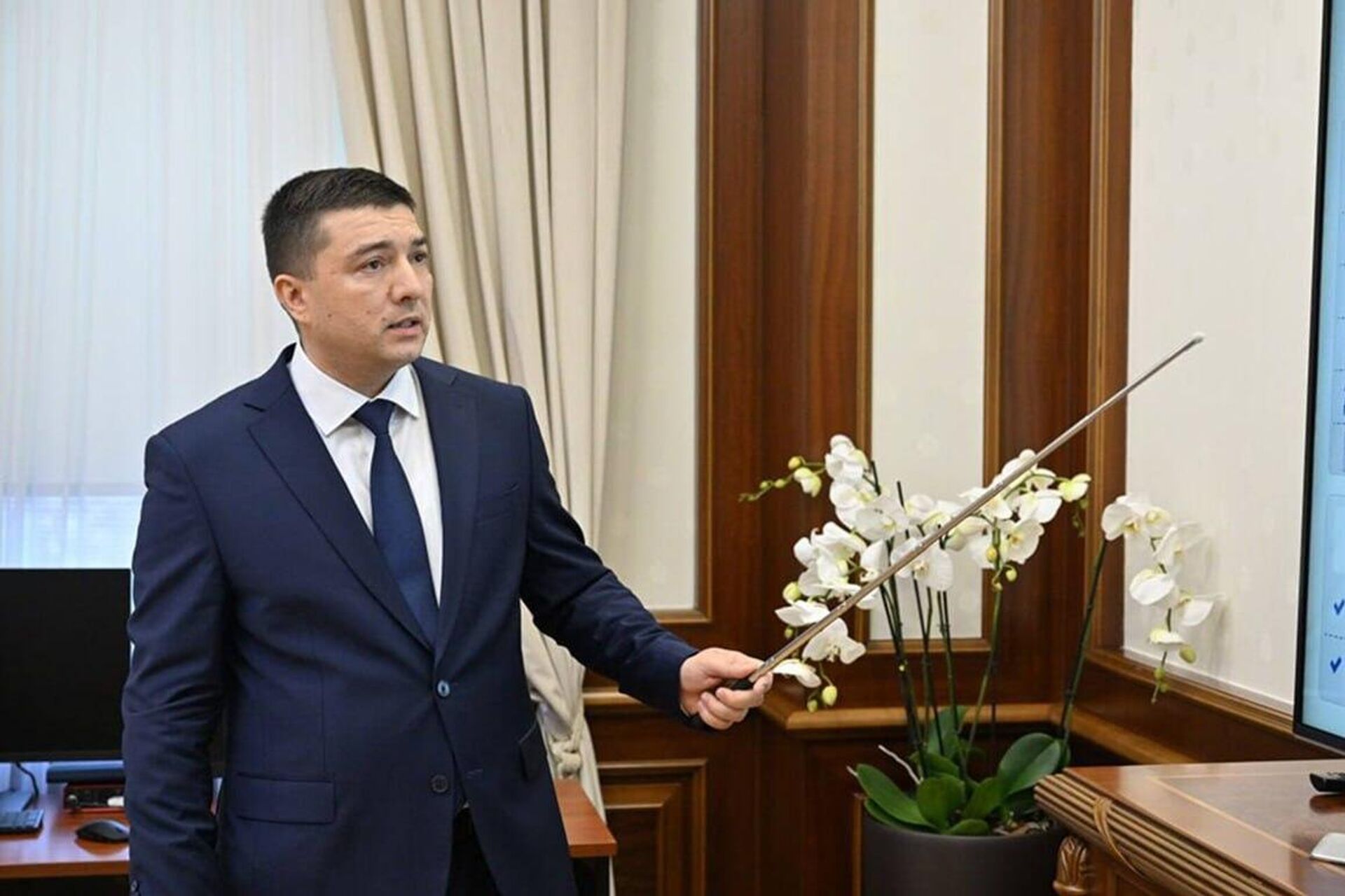 Президент ознакомился с презентацией предложений по управлению водными ресурсами и развитию ирригационного сектора Президент ознакомился с презентацией предложений по управлению водными ресурсами и развитию ирригационного сектора - Sputnik Ўзбекистон, 1920, 13.08.2025
