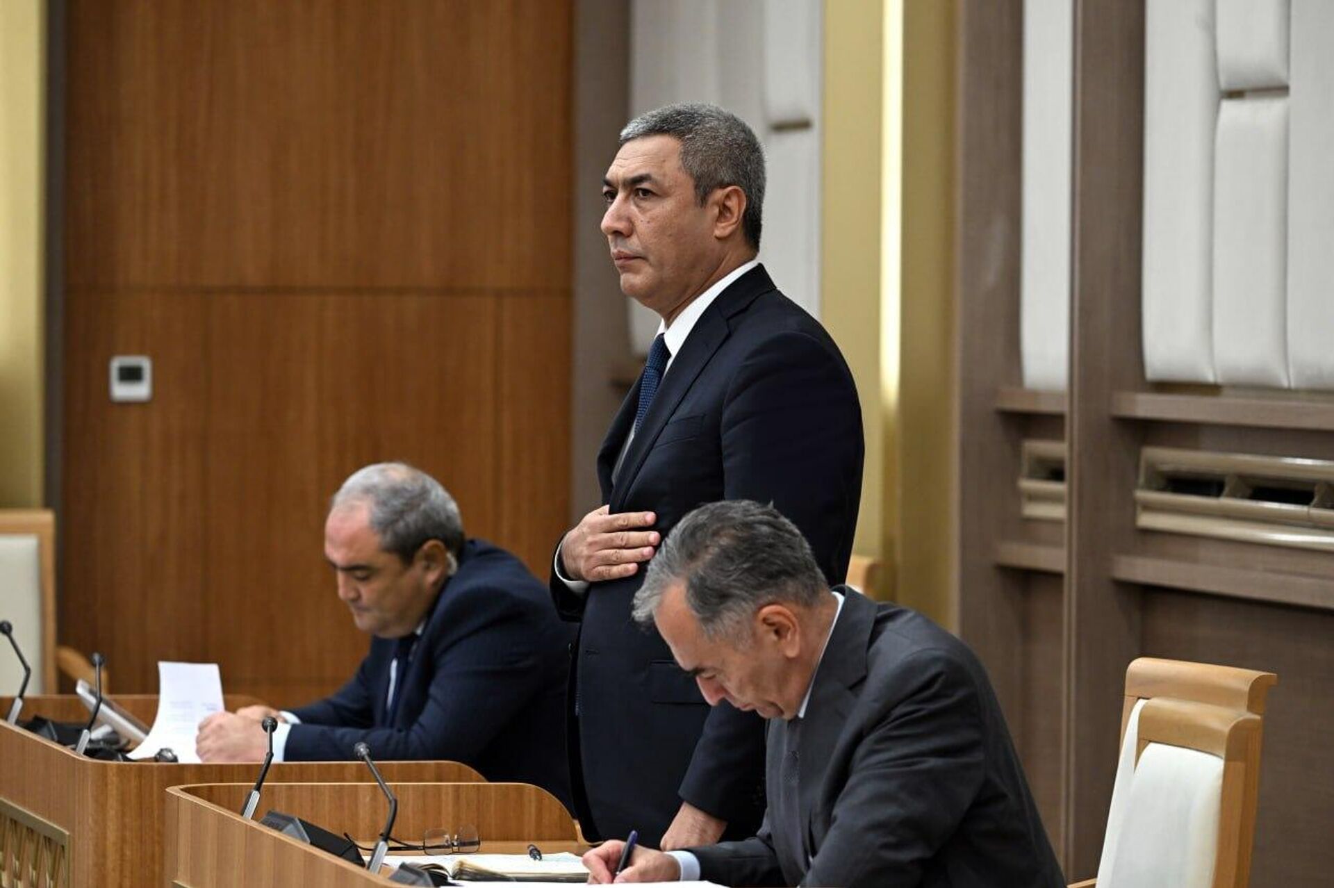 В Узбекистане создадут Агентство по развитию легкой промышленности, заявил президент Шавкат Мирзиёев на видеоселекторном совещании В Узбекистане создадут Агентство по развитию легкой промышленности, заявил президент Шавкат Мирзиёев на видеоселекторном совещании - Sputnik Узбекистан, 1920, 14.08.2025