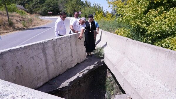 В Кибрайском районе закрыли аварийный мост, жители ездят в объезд до 17 км - Sputnik Узбекистан