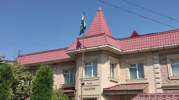 В посольстве Пакистана в Узбекистане подняли флаг в честь Дня независимости - Sputnik Узбекистан