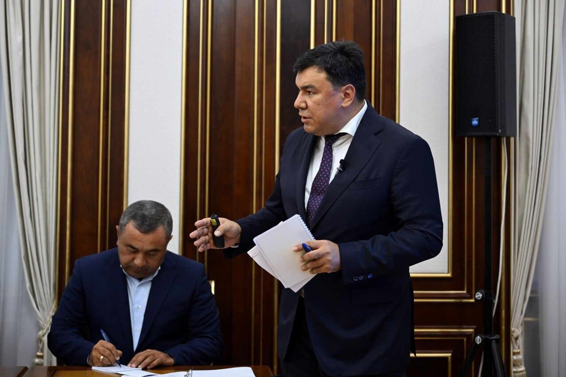 Президент Шавкат Мирзиёев ознакомился с презентацией о мерах по расширению переработки отходов - Sputnik Узбекистан, 1920, 15.08.2025