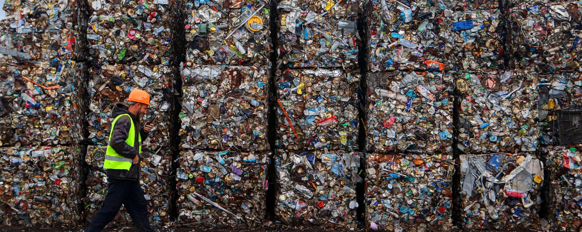 Переработка мусора  - Sputnik Ўзбекистон, 1920, 27.08.2025