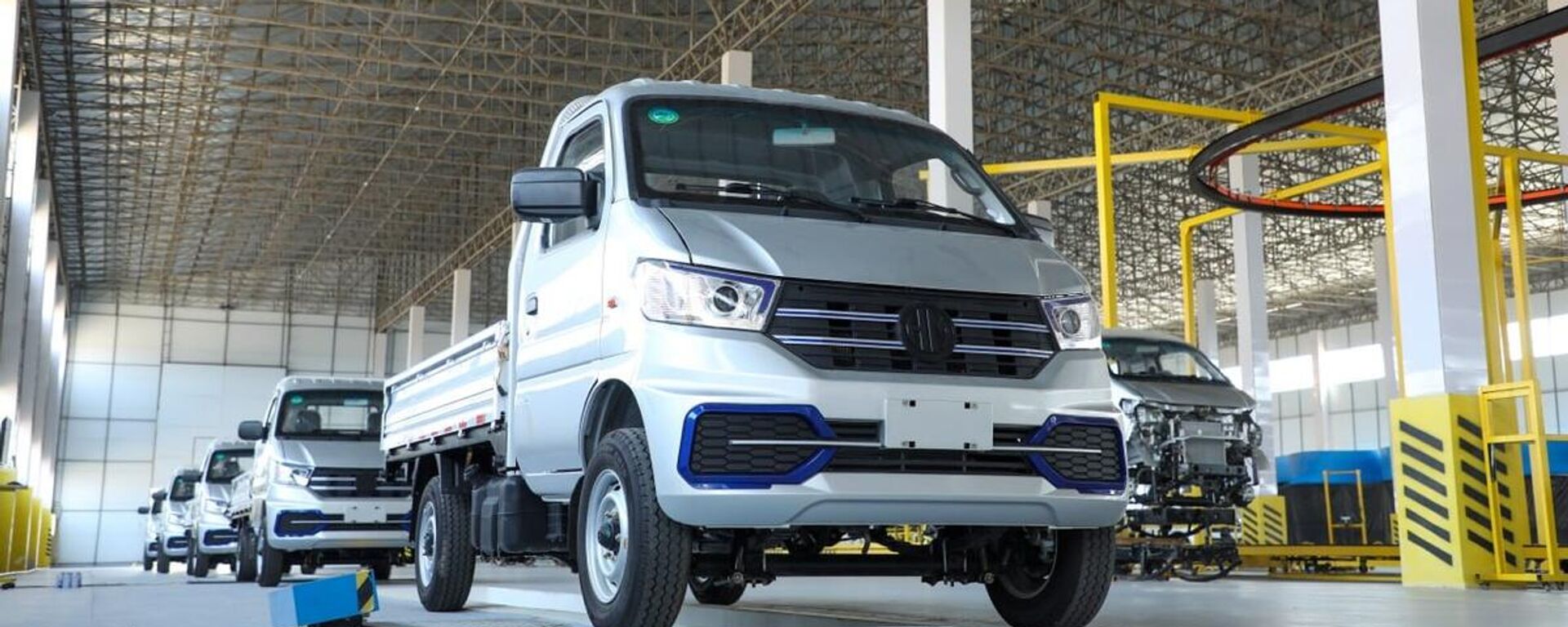 Surxondaryoda yengil yuk avtomashinasi ishlab chiqarilmoqda - Sputnik O‘zbekiston, 1920, 15.08.2025