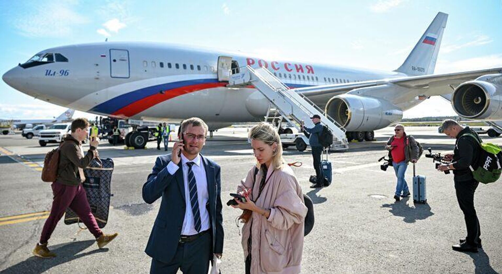 Самолеты Ил-96-300 специального летного отряда Россия уже прибыли в Анкоридж. Самолеты Ил-96-300 специального летного отряда Россия уже прибыли в Анкоридж. - Sputnik Узбекистан, 1920, 15.08.2025