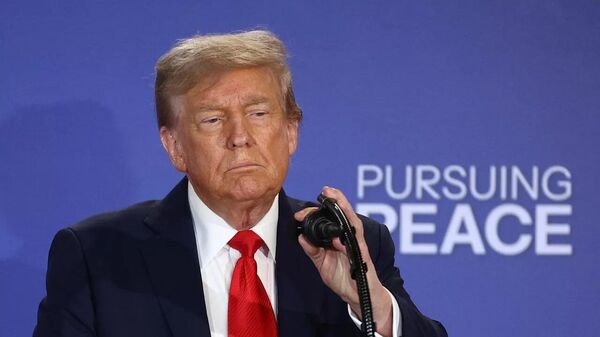 Дональд Трамп на пресс-конференции по итогам переговоров с Владимиром Путиным на Аляске - Sputnik Ўзбекистон