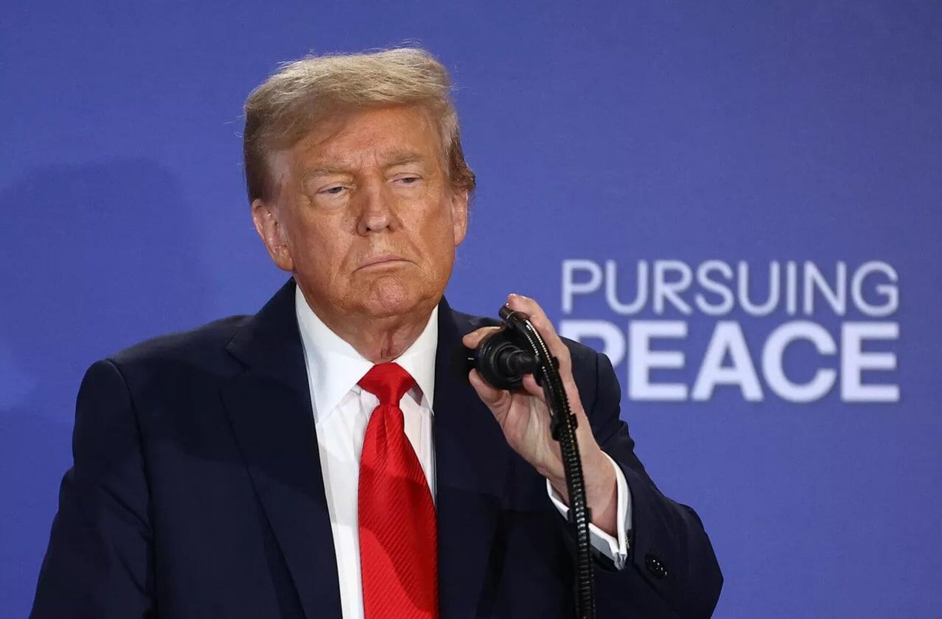 Дональд Трамп на пресс-конференции по итогам переговоров с Владимиром Путиным на Аляске Дональд Трамп на пресс-конференции по итогам переговоров с Владимиром Путиным на Аляске - Sputnik Узбекистан, 1920, 16.08.2025