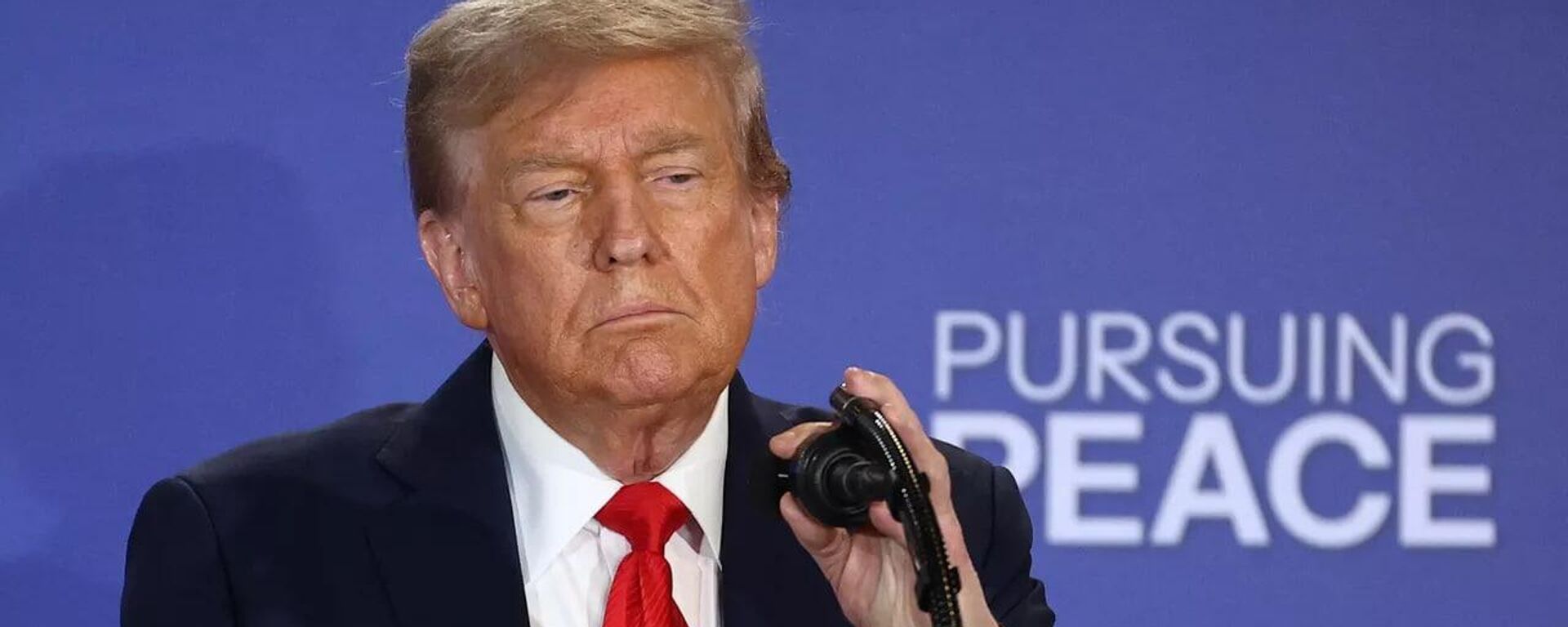 Дональд Трамп на пресс-конференции по итогам переговоров с Владимиром Путиным на Аляске - Sputnik Ўзбекистон, 1920, 21.10.2025