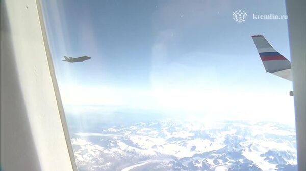 Американские истребители F-35 сопроводили борт президента России по пути с Аляски в РФ, сообщили в Кремле - Sputnik Узбекистан