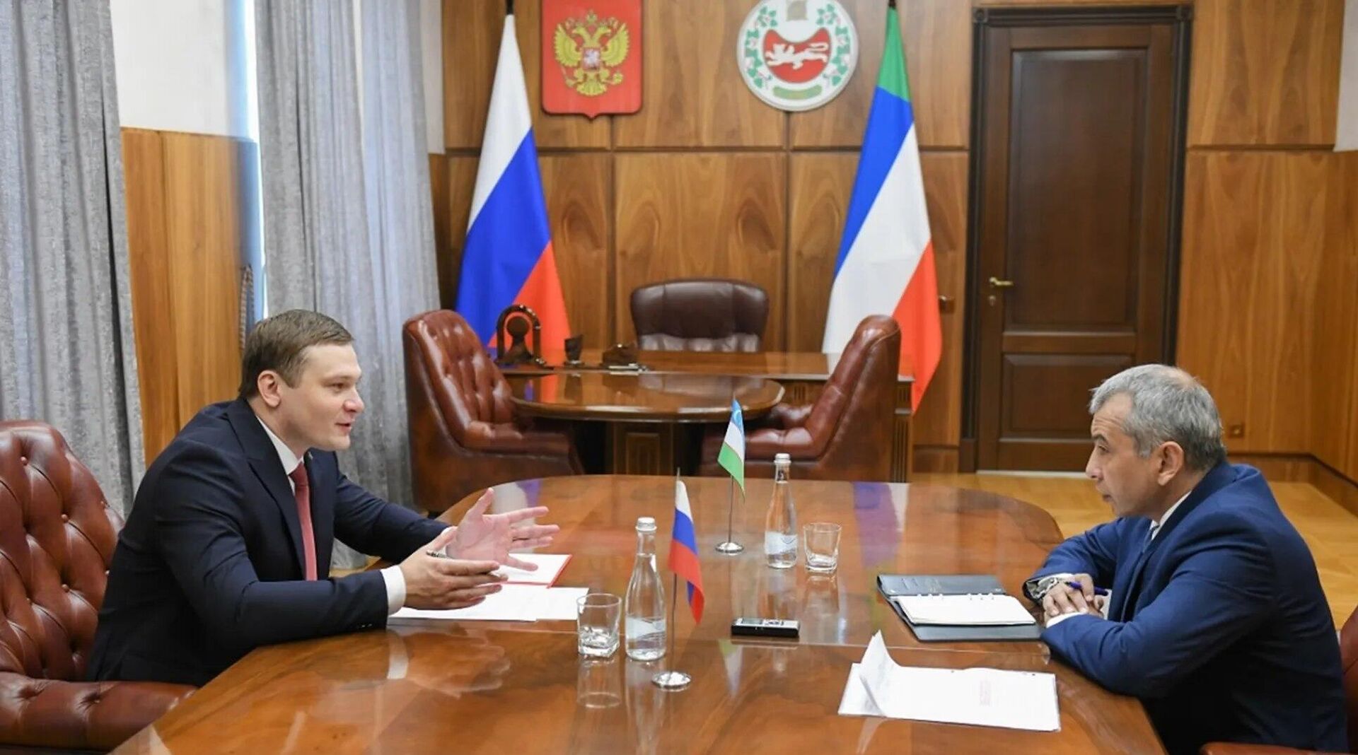 Генконсул Узбекистана в Новосибирске Аслам Акбаров провел переговоры с главой Республики Хакасия Валентином Коноваловым - Sputnik Узбекистан, 1920, 18.08.2025