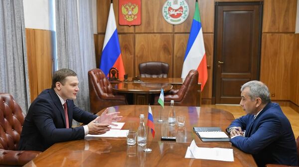 Генконсул Узбекистана в Новосибирске Аслам Акбаров провел переговоры с главой Республики Хакасия Валентином Коноваловым - Sputnik Ўзбекистон