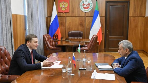 Генконсул Узбекистана в Новосибирске Аслам Акбаров провел переговоры с главой Республики Хакасия Валентином Коноваловым - Sputnik Ўзбекистон