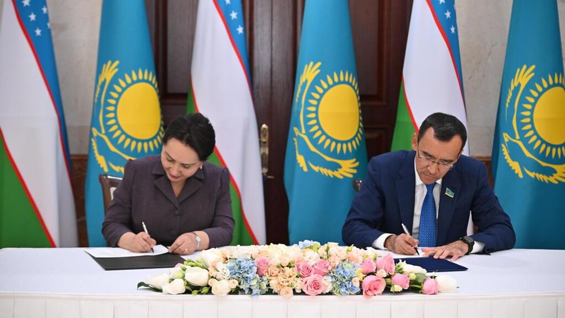 Сенаты Казахстана и Узбекистана договорились о сотрудничестве Сенаты Казахстана и Узбекистана договорились о сотрудничестве - Sputnik Узбекистан, 1920, 18.08.2025