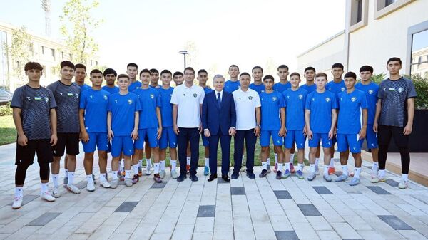 Шавкат Мирзиёев посетил новый Национальный центр футбола в Юкоричирчикском районе - Sputnik Узбекистан