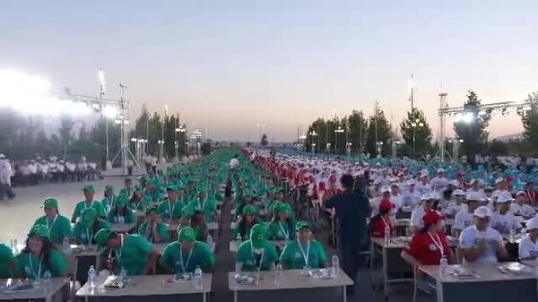 Молодые инженеры из Узбекистана побили мировой рекорд, одновременно собрав 1940 роботов - Sputnik Узбекистан