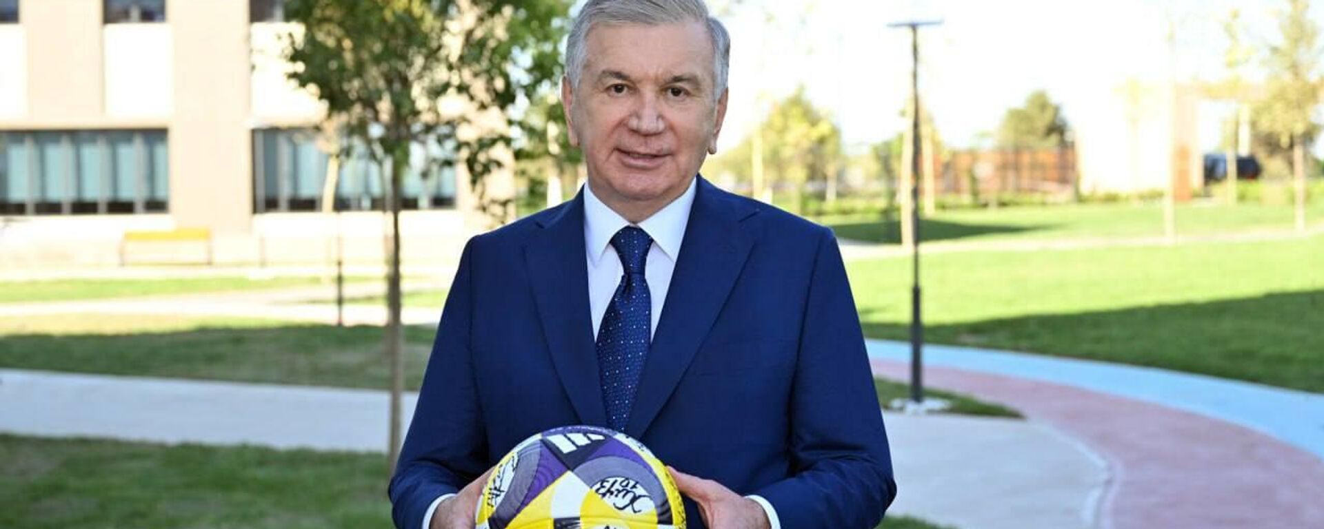 Президент Шавкат Мирзиёев посетил Национальный центр футбола, построенный в Юкоричирчикском районе - Sputnik Узбекистан, 1920, 19.08.2025