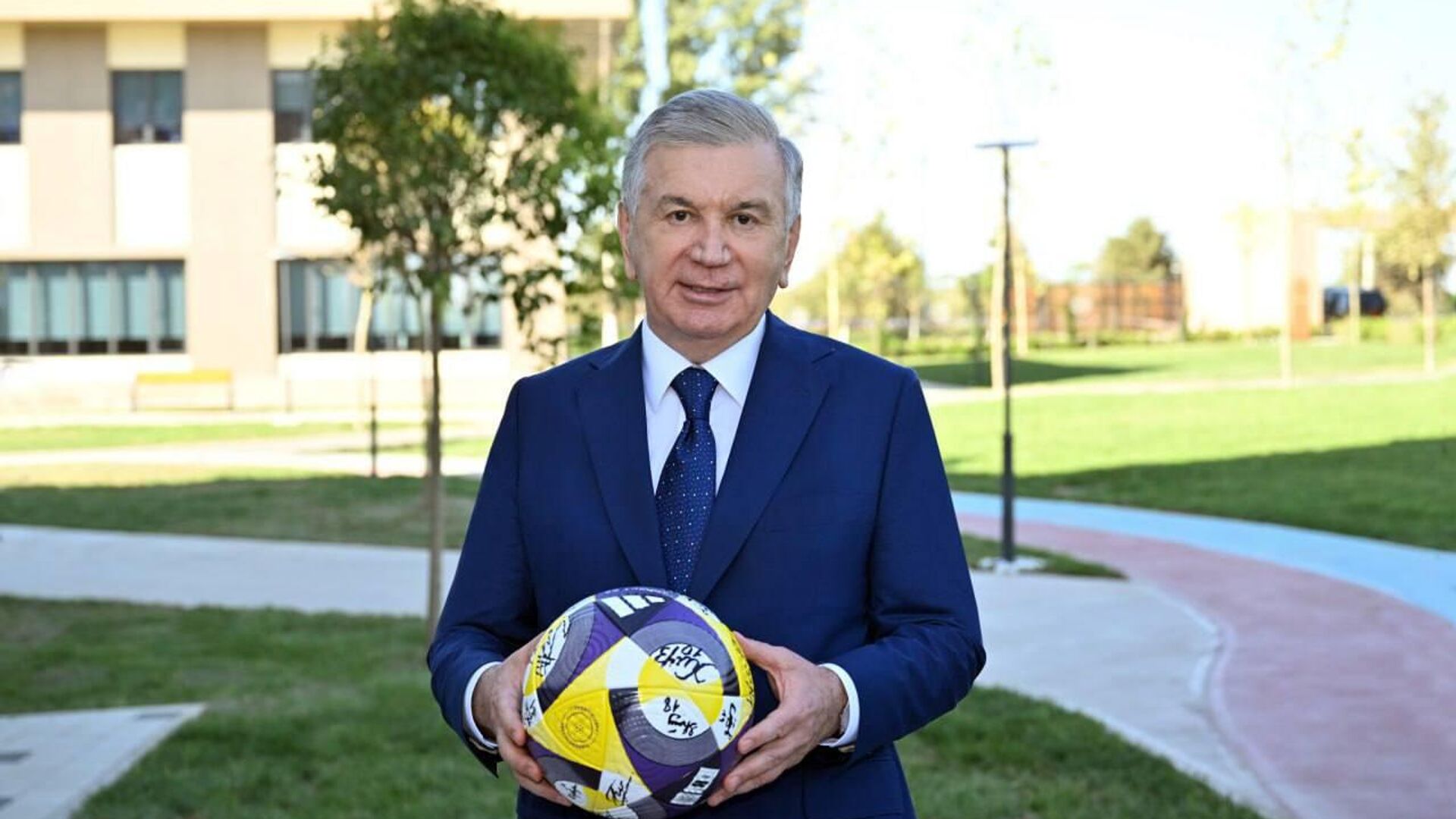 Президент Шавкат Мирзиёев посетил Национальный центр футбола, построенный в Юкоричирчикском районе Президент Шавкат Мирзиёев посетил Национальный центр футбола, построенный в Юкоричирчикском районе - Sputnik Узбекистан, 1920, 19.08.2025