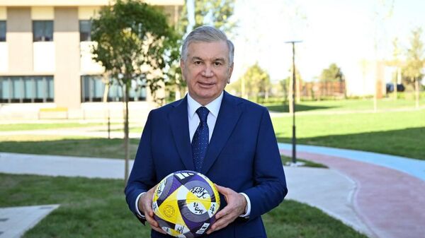 Президент Шавкат Мирзиёев посетил Национальный центр футбола, построенный в Юкоричирчикском районе - Sputnik Узбекистан