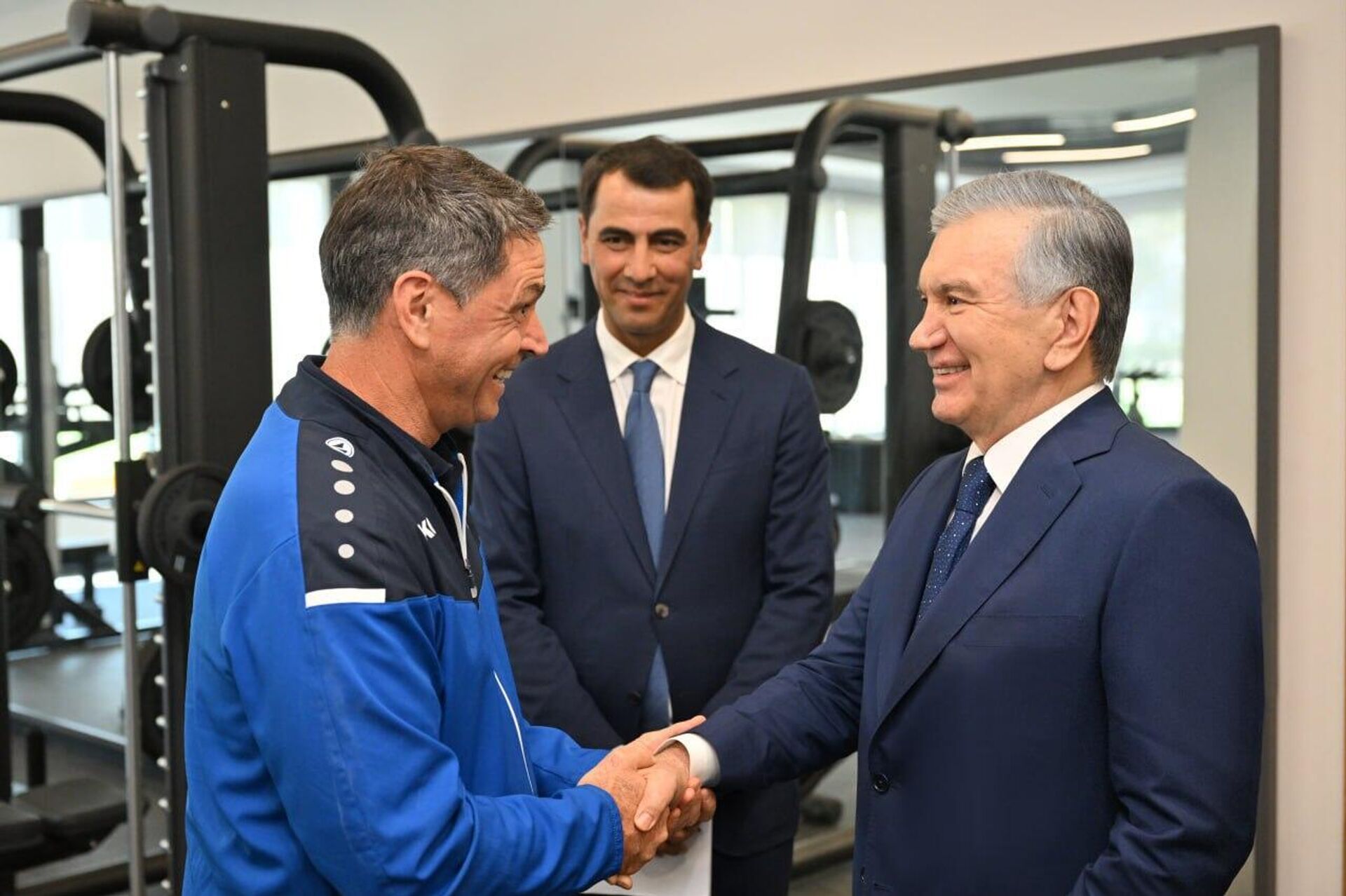 Президент Шавкат Мирзиёев посетил Национальный центр футбола, построенный в Юкоричирчикском районе Президент Шавкат Мирзиёев посетил Национальный центр футбола, построенный в Юкоричирчикском районе - Sputnik Узбекистан, 1920, 19.08.2025