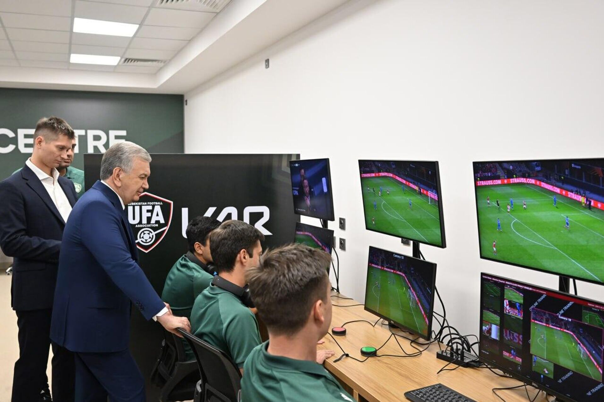 Президент Шавкат Мирзиёев посетил Национальный центр футбола, построенный в Юкоричирчикском районе Президент Шавкат Мирзиёев посетил Национальный центр футбола, построенный в Юкоричирчикском районе - Sputnik Узбекистан, 1920, 19.08.2025