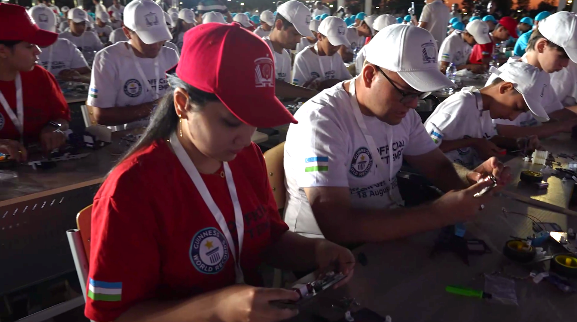 Молодые инженеры из Узбекистана побили мировой рекорд - Sputnik Узбекистан, 1920, 19.08.2025