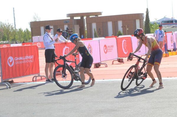 Сборная России завоевала еще одно золото чемпионата мира по триатлону - Sputnik Узбекистан