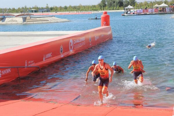 Сборная России завоевала еще одно золото чемпионата мира по триатлону - Sputnik Узбекистан