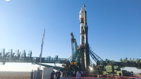 На Байконуре на стартовую площадку установили ракету, которая в среду выведет в космос мышей и мух, сообщает корреспондент РИА Новости - Sputnik Узбекистан