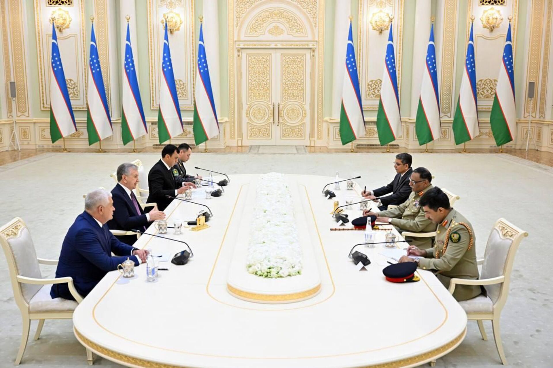 Президент Узбекистана принял делегацию Пакистана
 - Sputnik Узбекистан, 1920, 20.08.2025