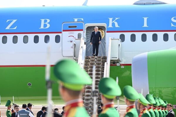 Президент Узбекистана Шавкат Мирзиёев прибыл в Туркменистан с рабочим визитом. Президент Узбекистана Шавкат Мирзиёев прибыл в Туркменистан с рабочим визитом. - Sputnik Ўзбекистон