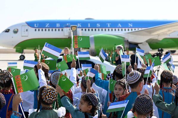 Президент Узбекистана Шавкат Мирзиёев прибыл в Туркменистан с рабочим визитом. - Sputnik Узбекистан