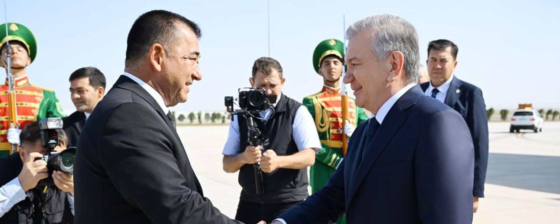 Президент Узбекистана Шавкат Мирзиёев прибыл в Туркменистан с рабочим визитом. - Sputnik Узбекистан, 1920, 22.08.2025