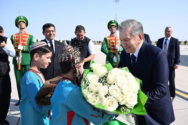 Президент Узбекистана Шавкат Мирзиёев прибыл в Туркменистан с рабочим визитом. Президент Узбекистана Шавкат Мирзиёев прибыл в Туркменистан с рабочим визитом. - Sputnik Ўзбекистон